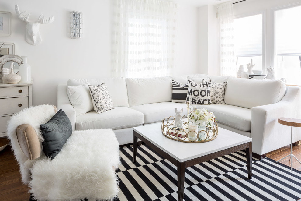 Белый диван для светлой гостиной с креслом